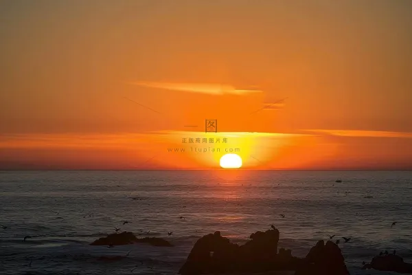 海上日出朝霞云层摄影图