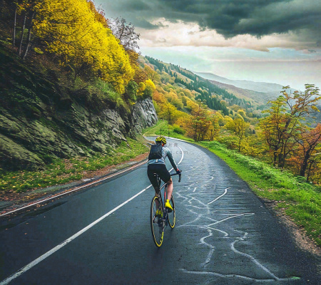骑自行车登山车热血体育运动，山地自行车比赛户外极限摄影图