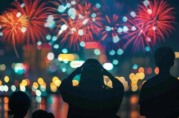 烟花绽放节日人物剪影背景庆祝小年除夕夜背景