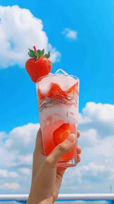 夏天阳光蓝天白云草莓饮料饮品果汁，清新摄影图