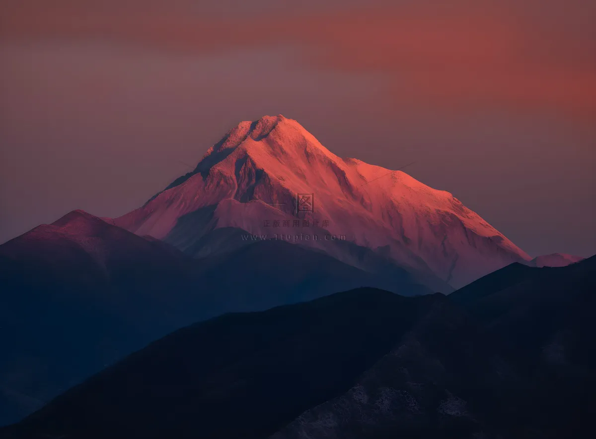 傍晚高原的山峰被落日照亮，日照金山风格摄影图