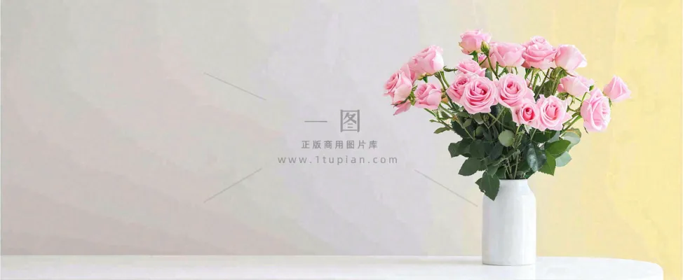 桌面花瓶花束简约情人节花束室内装饰摄影图