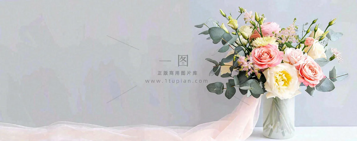 简约的墙面前有一瓶鲜花花束绿植,鲜艳清新新鲜室内装饰摄影图