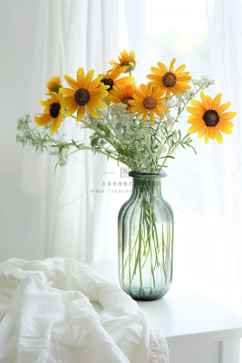 家居装饰花瓶里的小向日葵菊花摄影图