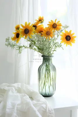 家居装饰花瓶里的小向日葵菊花摄影图