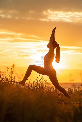 落日海边户外瑜伽健身运动训练，身心健康静心调理摄影图