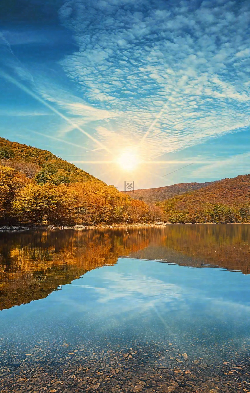 秋天蓝天阳光秋叶树木湖面水中倒影，秋分寒露摄影图