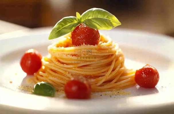 美味的意大利面番茄奶油意面罗勒叶美食摄影图