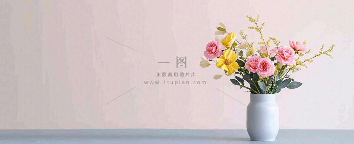 简约的墙面前有一瓶鲜花花束绿植,鲜艳清新新鲜室内装饰摄影图