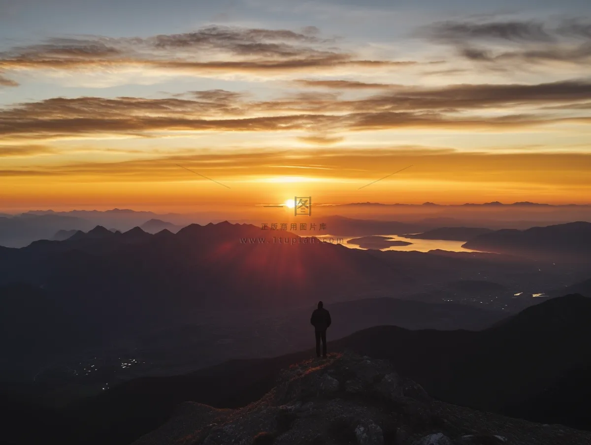 登山山顶看朝阳日出摄影图