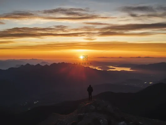 登山山顶看朝阳日出摄影图