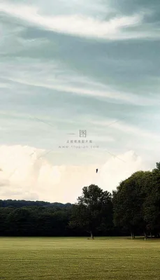 天空白云下的草坪放风筝，简约踏青春天摄影图