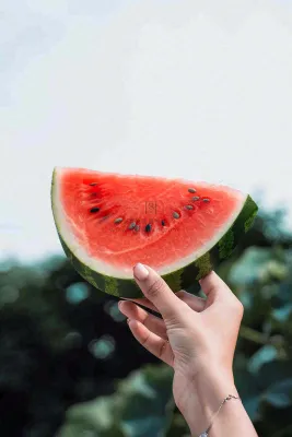 夏日解暑西瓜手握西瓜清凉夏至大暑处暑摄影图