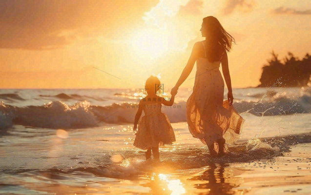 夏日海边沙滩妈妈和孩子散步母亲节温馨摄影图