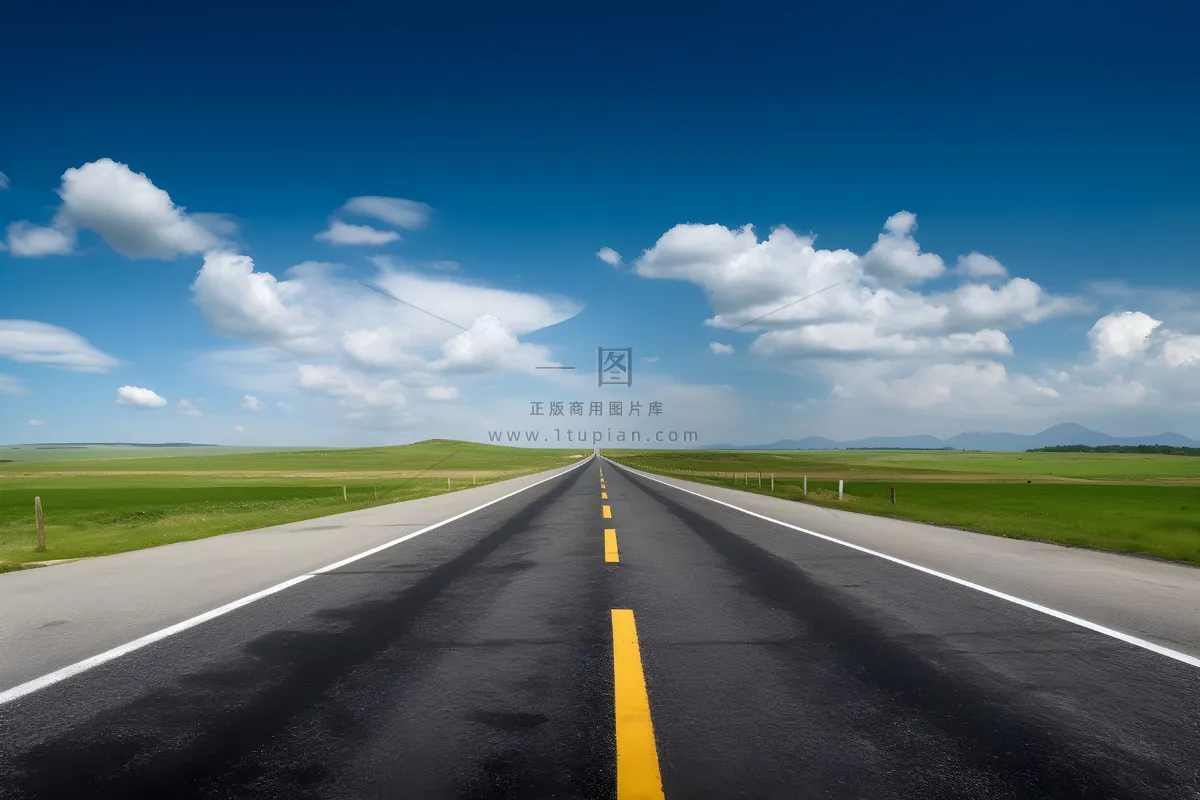 沥青公路的照片，一条通向远方的空旷道路插画背景