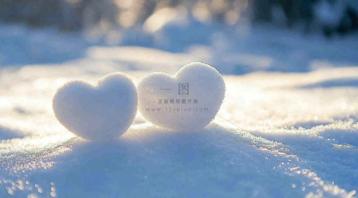 冬天雪地上的爱心雪球浪漫摄影图