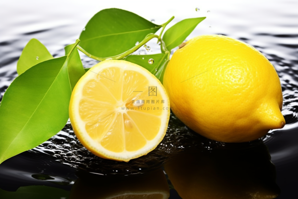 柠檬掉落水中溅起水花摄影图