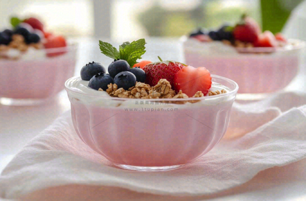 水果燕麦酸奶草莓蓝莓食物饮品摄影图