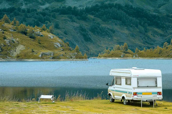 野外露营湖边停着一辆房车，野餐，春游摄影图