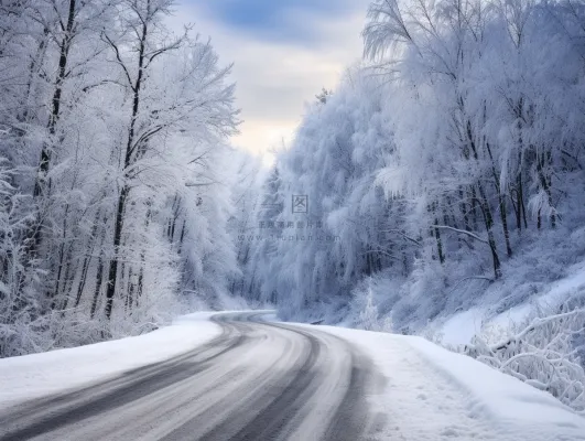 森林中央的雪路白雪皑皑的道路，美丽的冬季摄影图