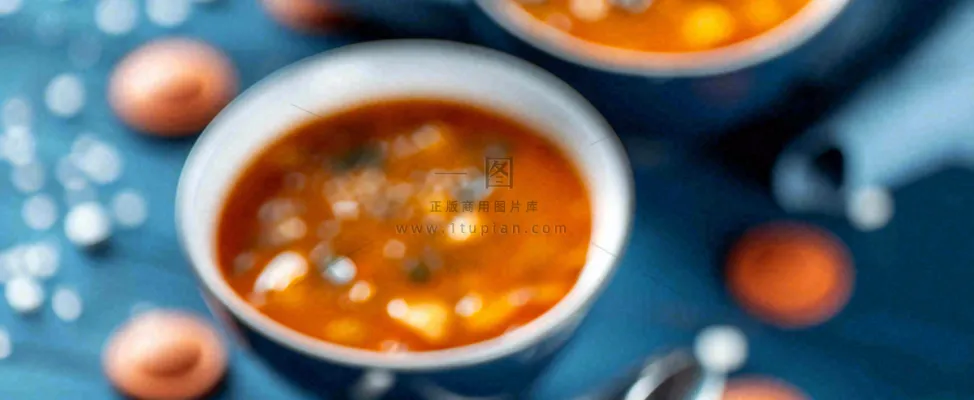 西餐汤类罗宋汤海鲜汤美食餐具摄影图