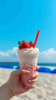 夏天阳光蓝天白云草莓饮料饮品果汁，清新摄影图