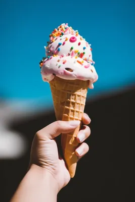 夏日冰淇淋清凉蛋筒甜点摄影图