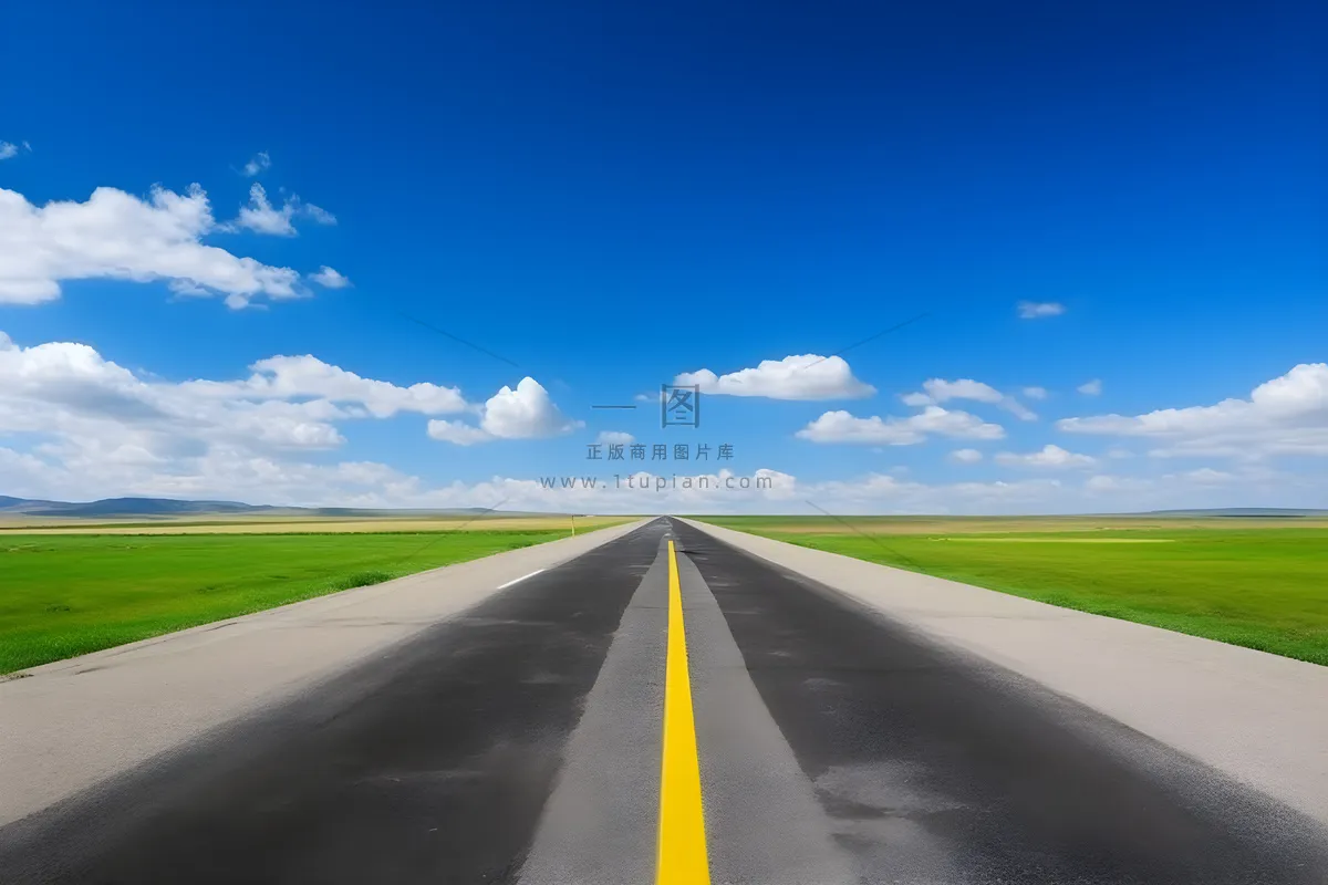 广阔平原中间的一条路,一条通向远方的空旷道路摄影图壁纸