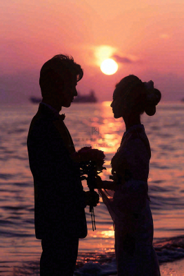 浪漫夕阳晚霞海边情侣情人节七夕摄影图