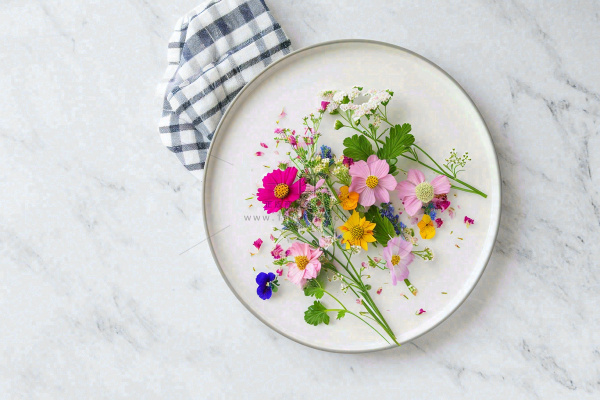 鲜花彩色花朵碟子摆盘简约摄影图