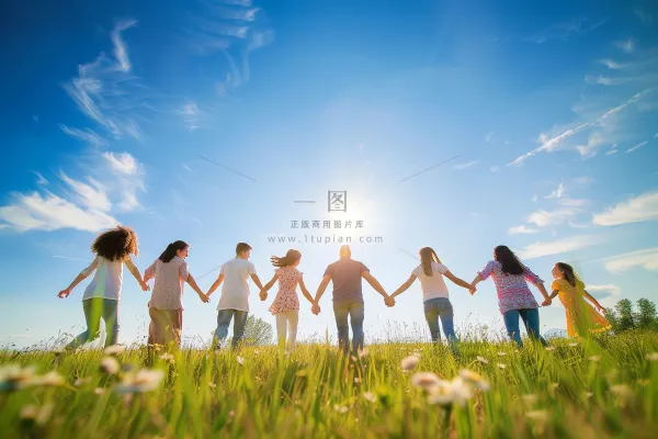 春天春游一家人蓝天草地摄影图