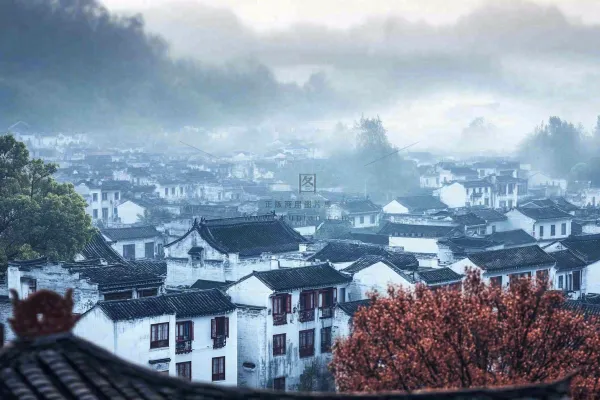 江南风景屋檐瓦舍雾村庄山林摄影图