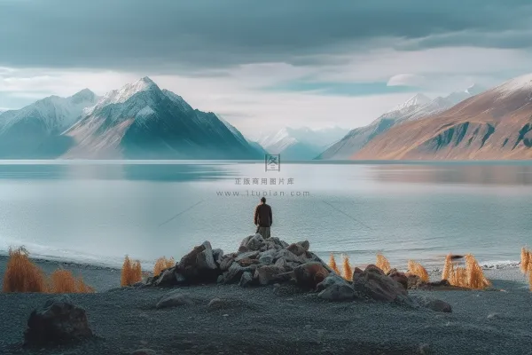 雪山下的湖泊大自然风光摄影图