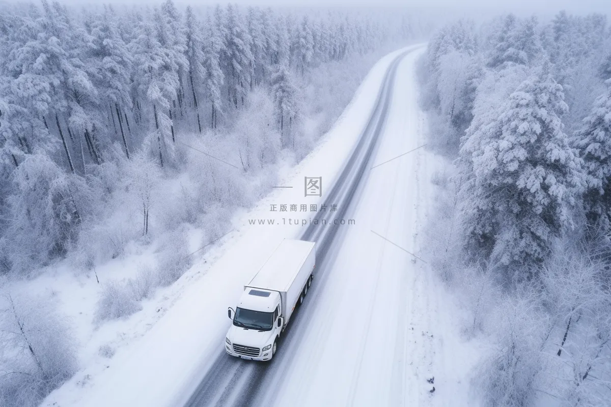 冬季雪山公路行驶的货车摄影图