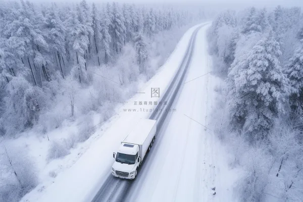 冬季雪山公路行驶的货车摄影图