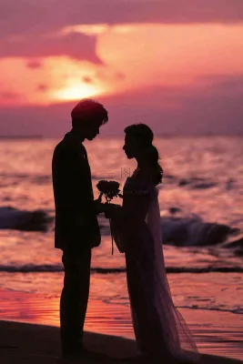 浪漫夕阳晚霞海边情侣情人节七夕摄影图