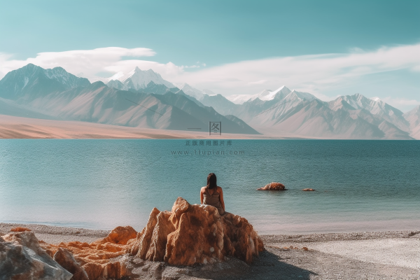 雪山下的湖泊大自然风光摄影图