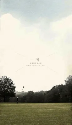 天空白云下的草坪放风筝，简约踏青春天摄影图