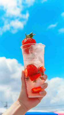 夏天阳光蓝天白云草莓饮料饮品果汁，清新摄影图