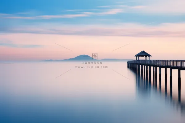 海边栈道夕阳晚霞倒影海面粉紫蓝色晚霞摄影图