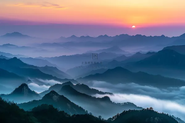 清晨日出朝霞云层山川摄影图