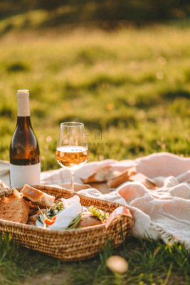 春天户外草坪野餐篮子露营食物酒面包摄影 春天户外草坪野餐篮子露营食物酒面包摄影