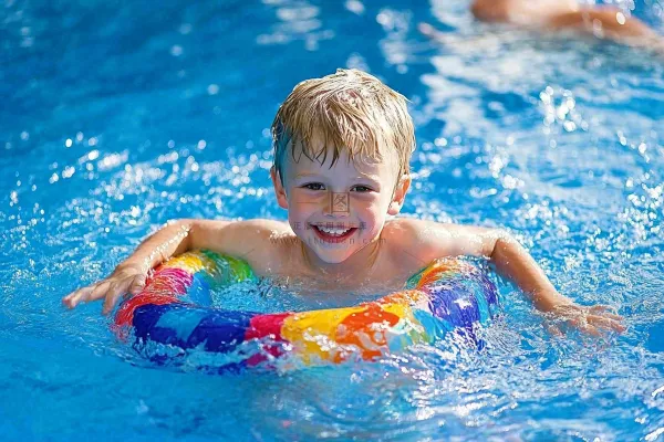 在游泳池玩水的儿童男孩游泳圈摄影图