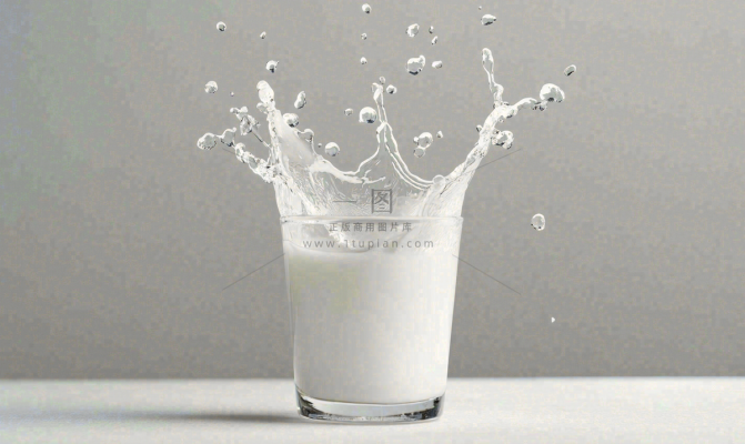 白色的牛奶飞溅摄影图