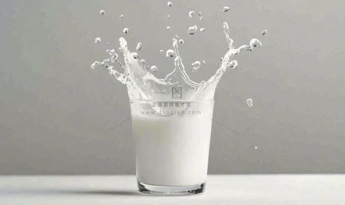 白色的牛奶飞溅摄影图