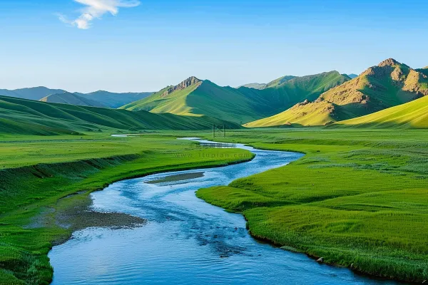 高山草原山涧河流湿地摄影图