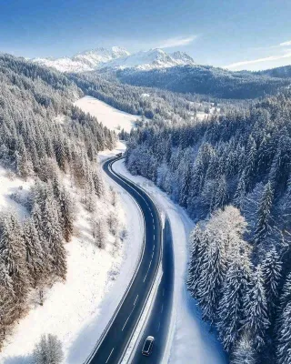 白雪雪山里的公路风景摄影图