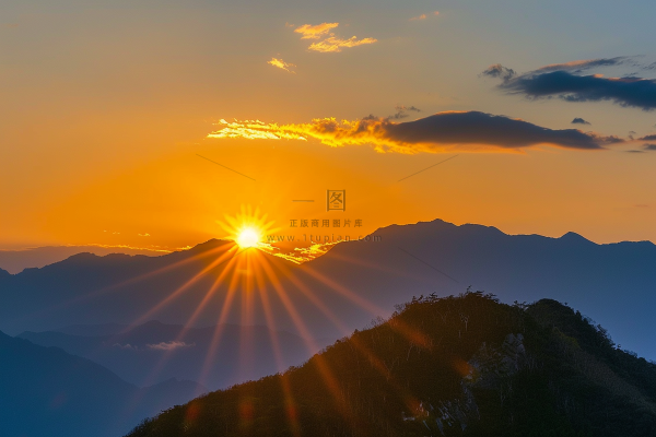 清晨日出朝霞云层山川摄影图
