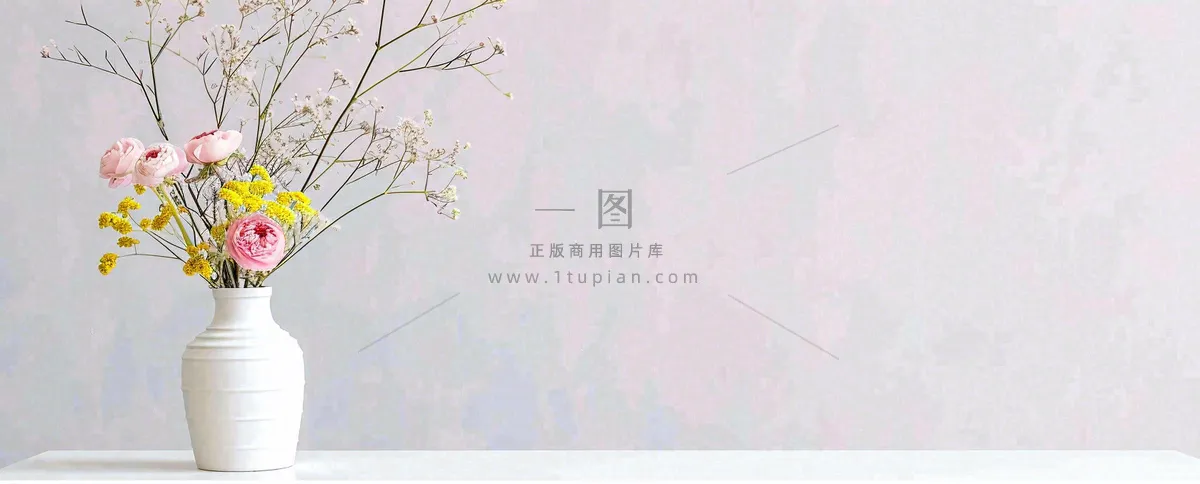 简约的墙面前有一瓶鲜花花束绿植，鲜艳清新新鲜室内装饰摄影图