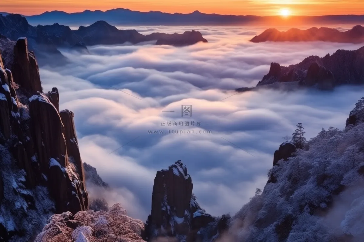 冬季高山云层日出雪景摄影图
